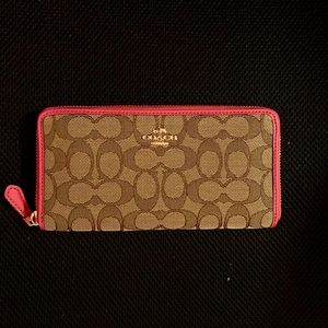 Coach accordion zip wallet with outline signature